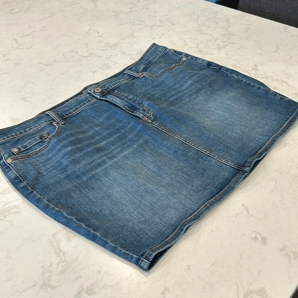 Torrid Mini Denim Straight Skirt Medium Wash Size 24 NWT